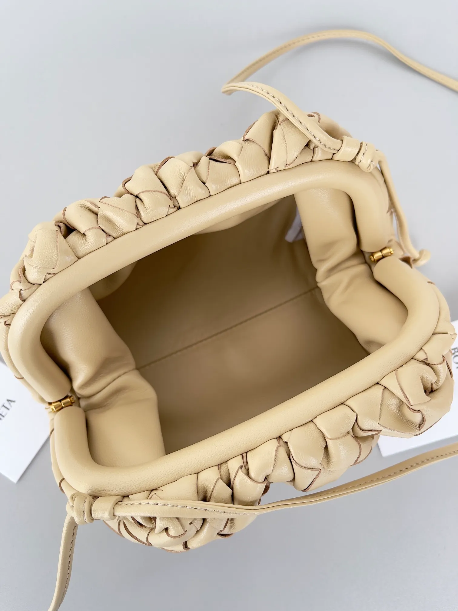 Batch 1260, ready to ship 𝗕𝗼𝘁𝘁𝗲𝗴𝗮 𝗩𝗲𝗻𝗲𝘁𝗮—[The pouch] King fried small size, beautiful, playful and cute , the imported sheepskin is very soft and comfortable, with a bit of a naughty and cool style, it will become your favorite in seconds. The small size can be held in hand or cross-body, so hurry up and get it❤️‍🔥❤️‍🔥 Color: Oatmeal Color: Size: 22*12*7